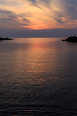 Fototapeta premium 夕暮れ時の静かな海岸