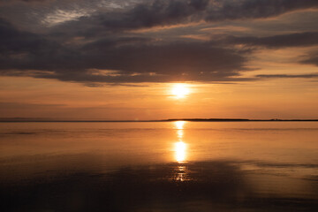 湖の美しい夕暮れ