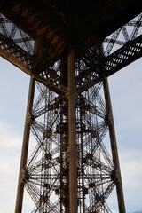 Vue sur un pilier de la tour Eiffel. Tour Eiffel, Paris,  France. Lieu touristique 