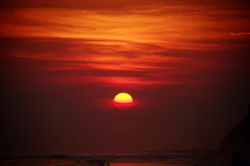 Foto op Plexiglas Bordeaux Fascinerende opname van de rode zonsondergang