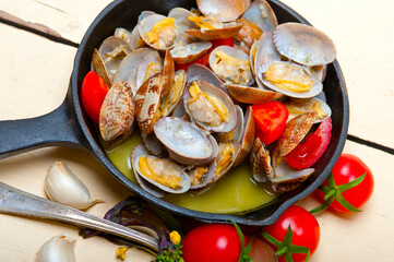 fresh clams on an iron skillet