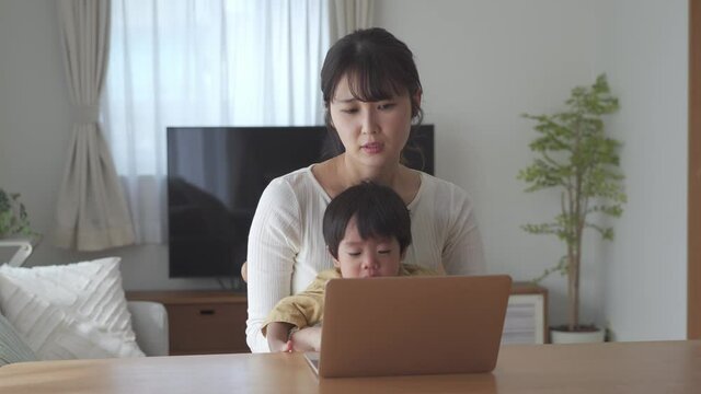 いら立つ母親と息子