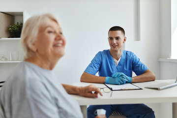 Obraz premium elderly woman patient at the doctor's appointment professional consultation