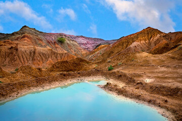 Fototapeta na wymiar landscape of blue water lake and red mountains 