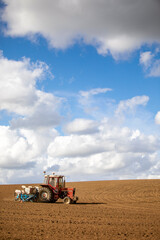 Fototapeta premium Tracteur en campagne en train de semer dans les champs.