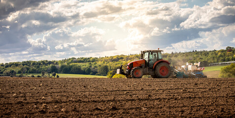 Paysage agricole en campagne, agriculteur au volant de son tracteur labourant la terre au printemps. © Thierry RYO