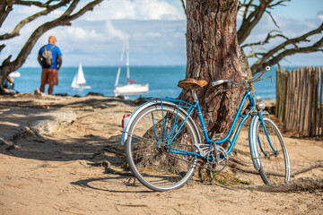 Île de Noirmoutier en Vendée, vieux vélo bleu sur les plages de France.