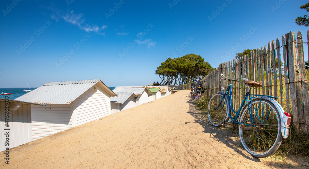 Wall mural Vieux vélo bleu sur l'île de Noirmoutier en Vendée, France.