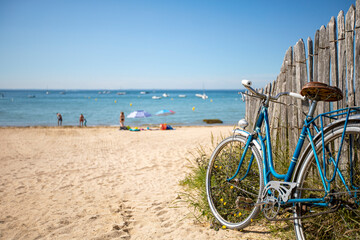 Vieux vélo bleu sur les plage de France pendant les vacances d'été.