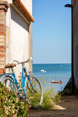Vieux vélo bleu au bord des plage d'une île en Vendée, France.