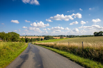 Route de campagne dans un paysage en France au printemps.