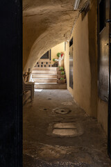 Obraz premium Tunnel entrance to a private courtyard on the quiet small AR Rusul in Christian quarters in the old city of Jerusalem, Israel