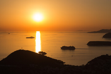 Kreuzfahrtschiff fährt in den Sonnenuntergang hinein