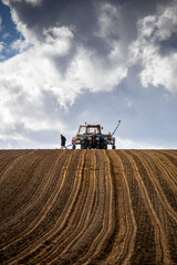 Fototapeta premium Paysage agricole et fermier au milieu de son champ pendant les semences.