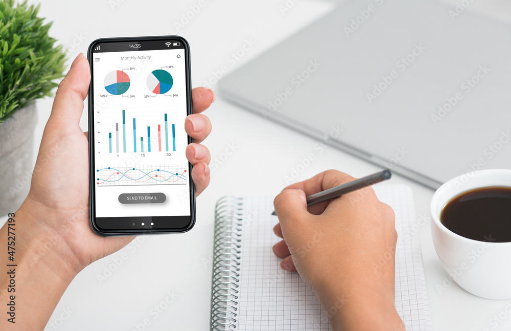 Aufkleber business lady using mobile app for business analytics