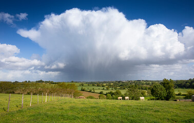 Ciel d'orage en campagne avant l'arrivée de la pluie.