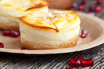 mini cheesecake with berry jam
