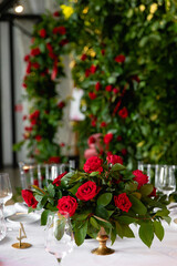 Fototapeta na wymiar a bouquet of scarlet roses on the table