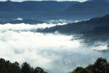 Amanhecer com neblina em São Joaquim, Santa Catarina 