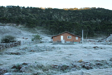 amanhecer com geada cobrindo a paisagem em Urubici, Santa Catarina 