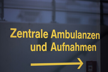 zentrale ambulanzen und aufnahmen krankenhausschild