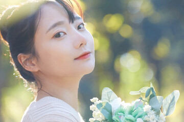 若い女性の屋外での自然な美しさのポートレート