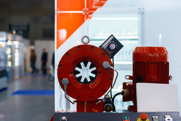 Compact and lightweight electric crimper for swaging hydraulic hoses