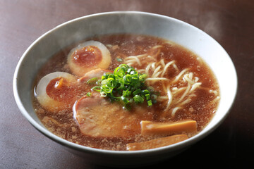 湯気の上がるシズル感のあるラーメン
