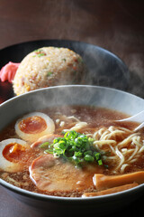湯気の上がるシズル感のあるラーメン