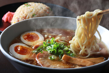 湯気の上がるシズル感のあるラーメン
