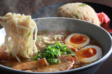 湯気の上がるシズル感のあるラーメン