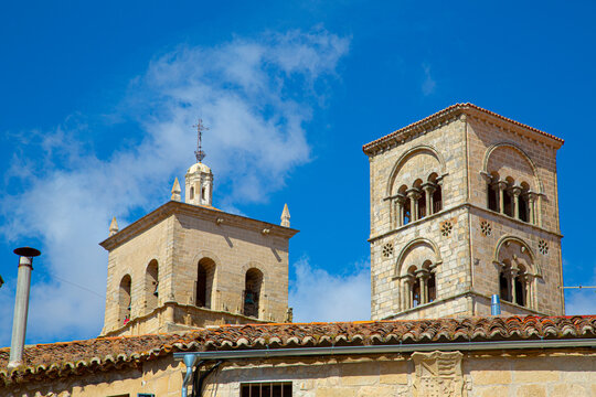 Torre de iglesia de arquitectura románica en el pueblo de Trujillo