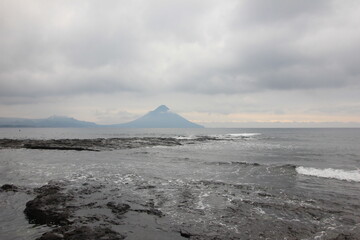 鹿児島の風景（指宿）。番所鼻自然公園。海の向こうにそびえる開聞岳。