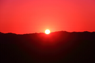 산 위로 떠오르는 붉은 해