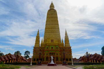 Obraz premium Golden pagoda at wat Bang Thong