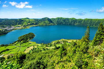 Obraz premium Lagoa Azul, Lagoa das Sete Cidades, São Miguel Island, Azores, Açores, Portugal, Europe.