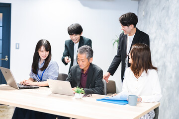 オフィスで打ち合わせをするオフィスワーカー