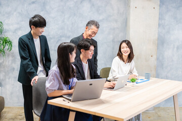 オフィスで打ち合わせをするオフィスワーカー