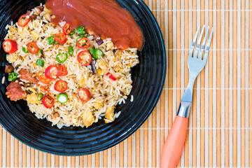 Arroz frito con pimientos picantes y salsa de tomate, vista superior
