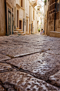 Eine Gasse in der Altstadt von Putignano, Italien, Apulien
