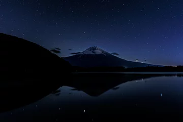 Fotobehang 星降る夜を湖面に写して © 夏檸檬