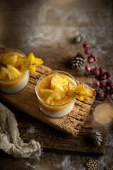 crème panna cotta fait maison avec de l'ananas