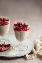 crème panna cotta fait maison avec de la grenade 