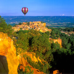 Frankreich, Provence, Roussillon, Heißluftballon über dem Dorf