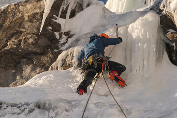 Alpinista escalando en hielo (Pirineos)