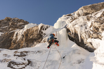 Alpinista escalando en hielo (Pirineos)