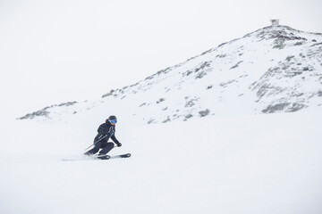Esquiador Bajando la pista de sky