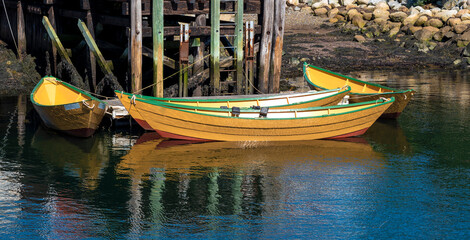 Fototapeta na wymiar yellow boats at the wooden pier