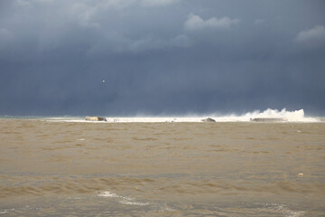 rompeolas en alta mar  san juan de luz pueblo vasco francés francia 4M0A9721-as21
