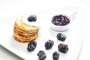 pancakes with blackberries and cream